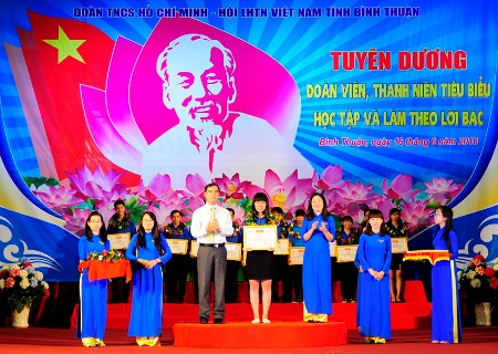 Đc Dương Văn An - PBT Tỉnh uỷ và Đc Lê Thị Bích Liên - PBT Tỉnh đoàn  tặng hoa và giấy khen cho các đại biểu được tuyên dương